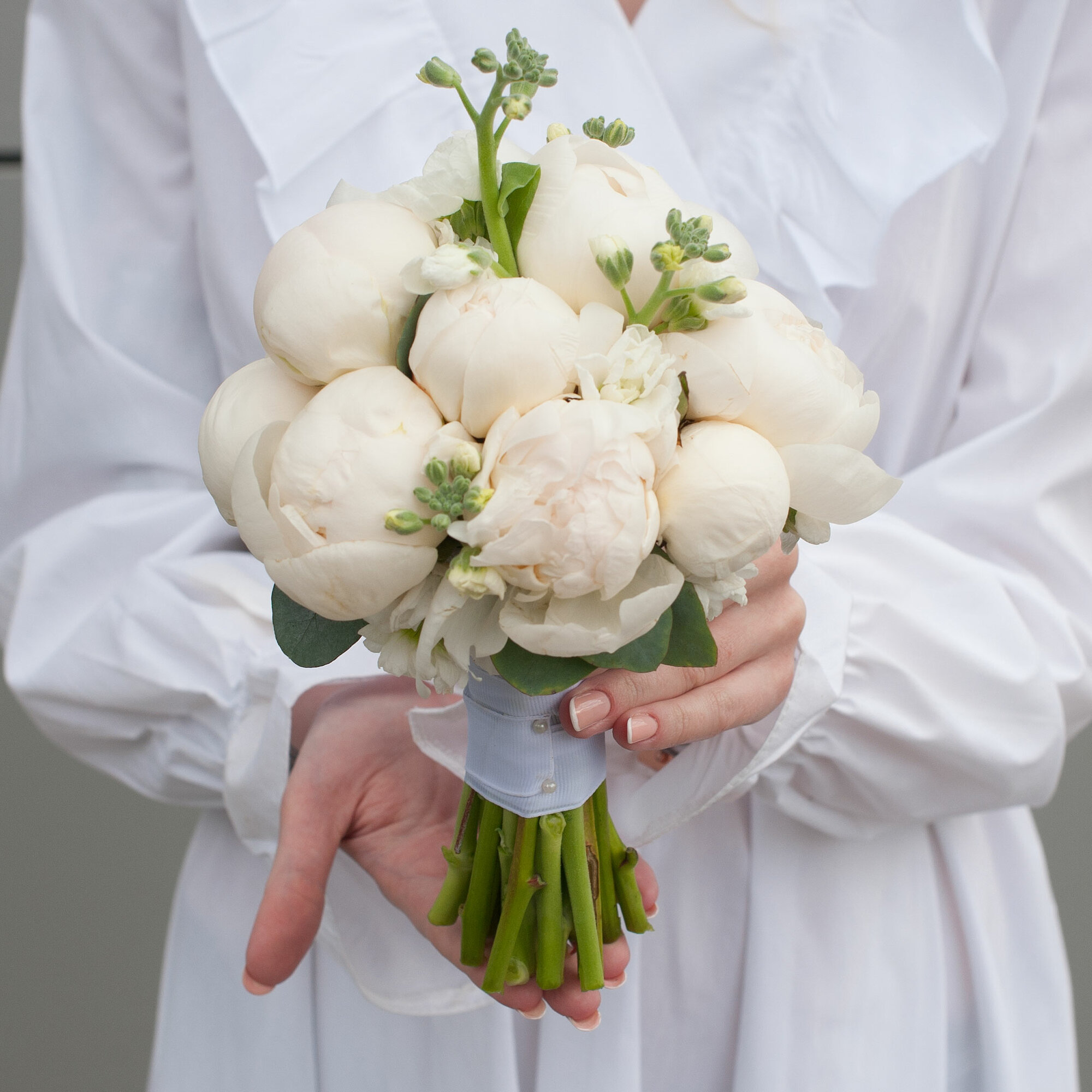 Букет невесты в белой гамме из пионов и матиоллы "Оливия" (с бутоньеркой)