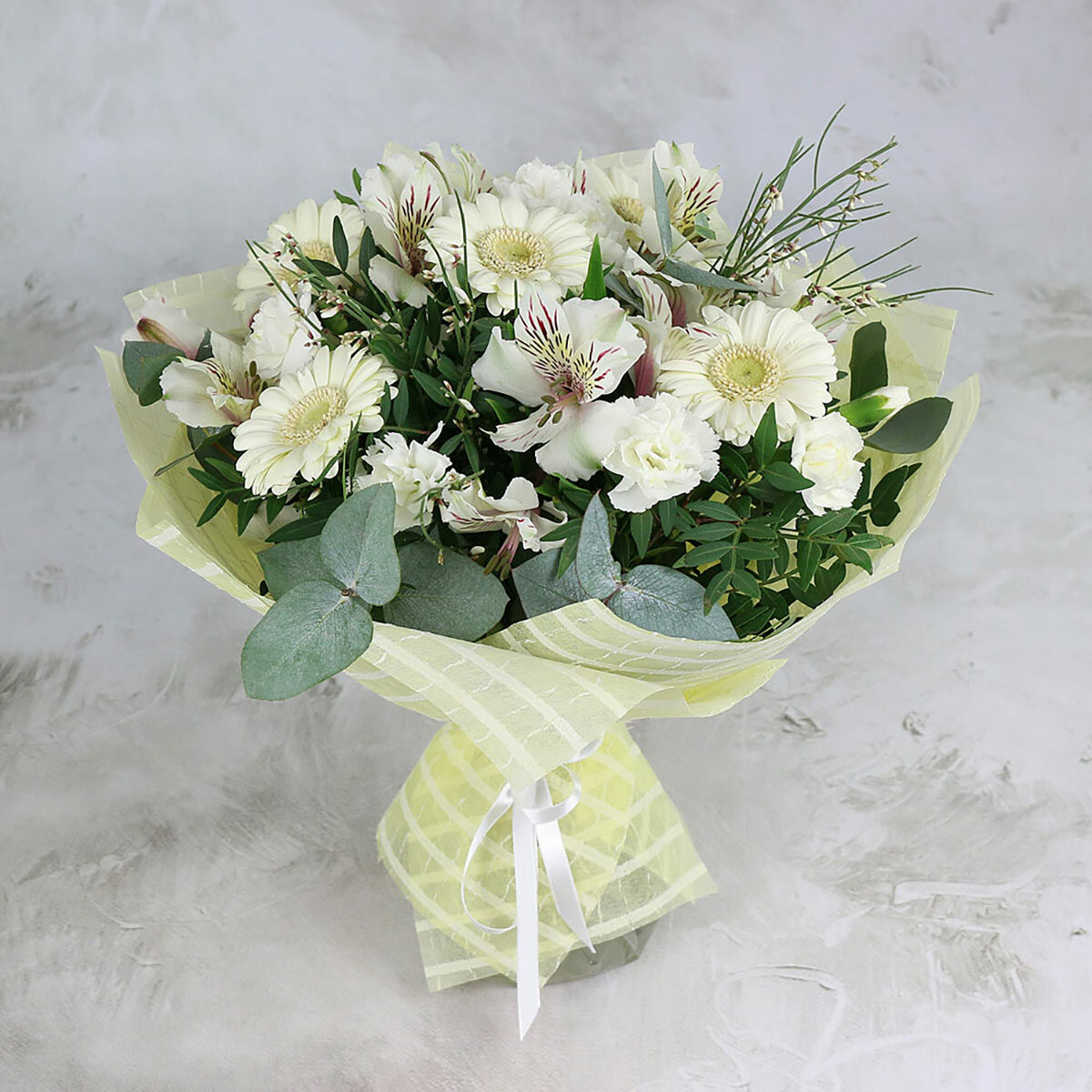 Букет Букет Маркет "Белые герберы и альстромерии" в упаковке на стеблях 23 Февраля/8 Марта/День Рождения