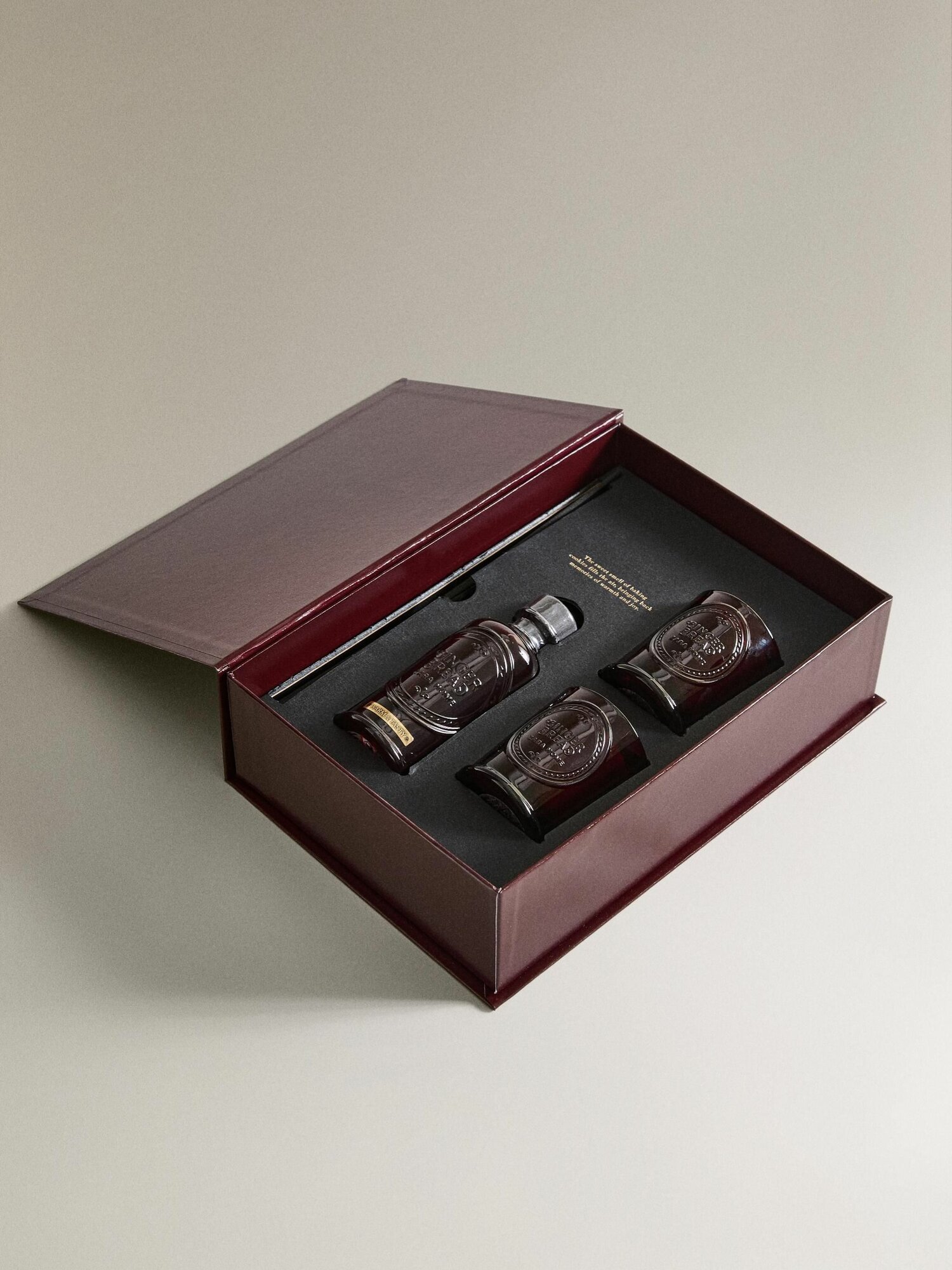 ZARA. Zara Home GINGERBREAD Набор диффузор 100 мл + 2 свечи по 75 гр