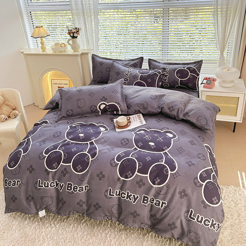 Этот комплект постельного белья из кашемира из четырёх предметов подойдёт для студенческих общежитий и домов. Он подходит для кровати шириной 1,5 метра, а размер пододеяльника составляет 150*200 см.