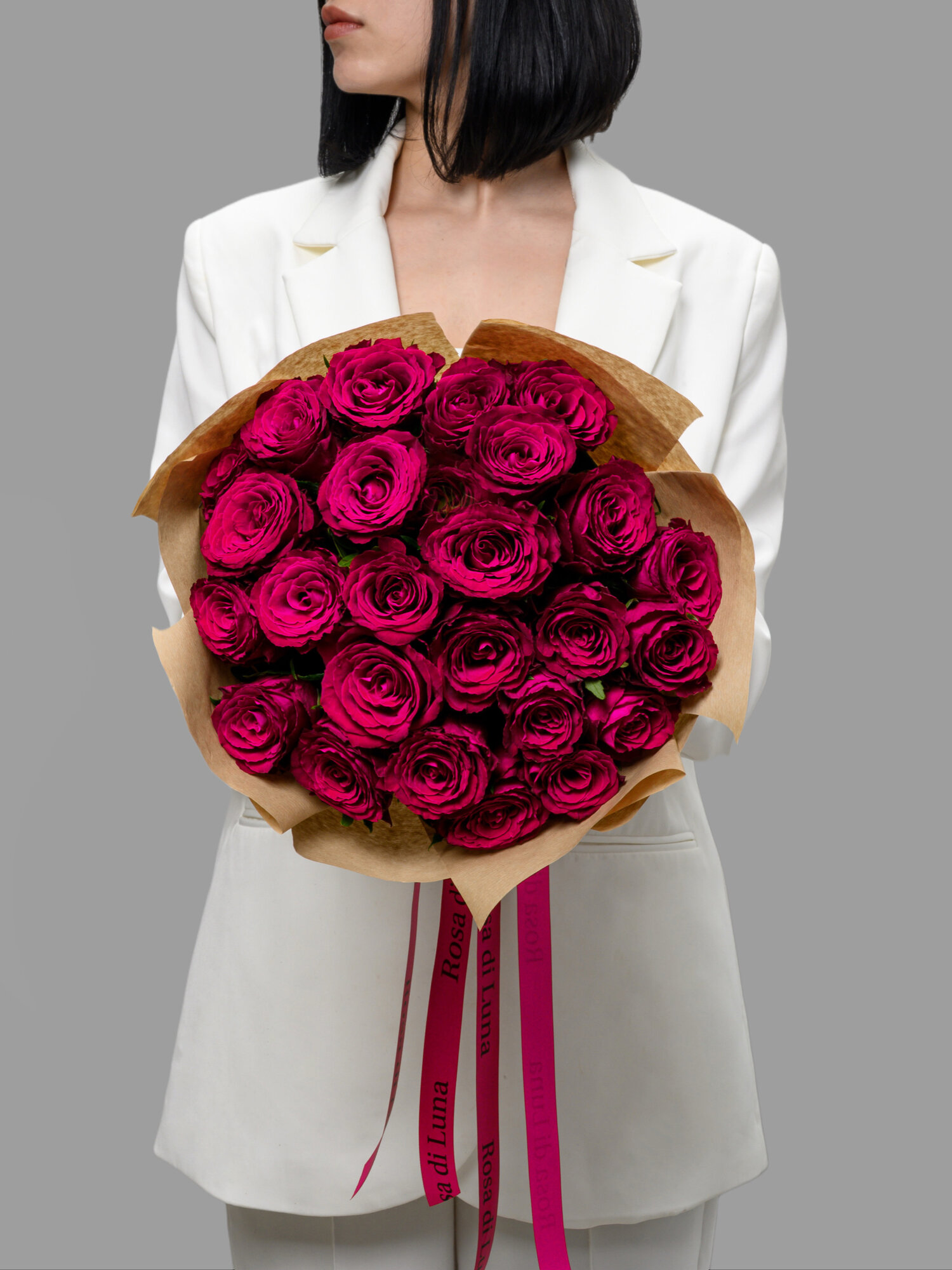 Букет из 21 Розы Кения Малиновые в крафтовой упаковке высота 40 см