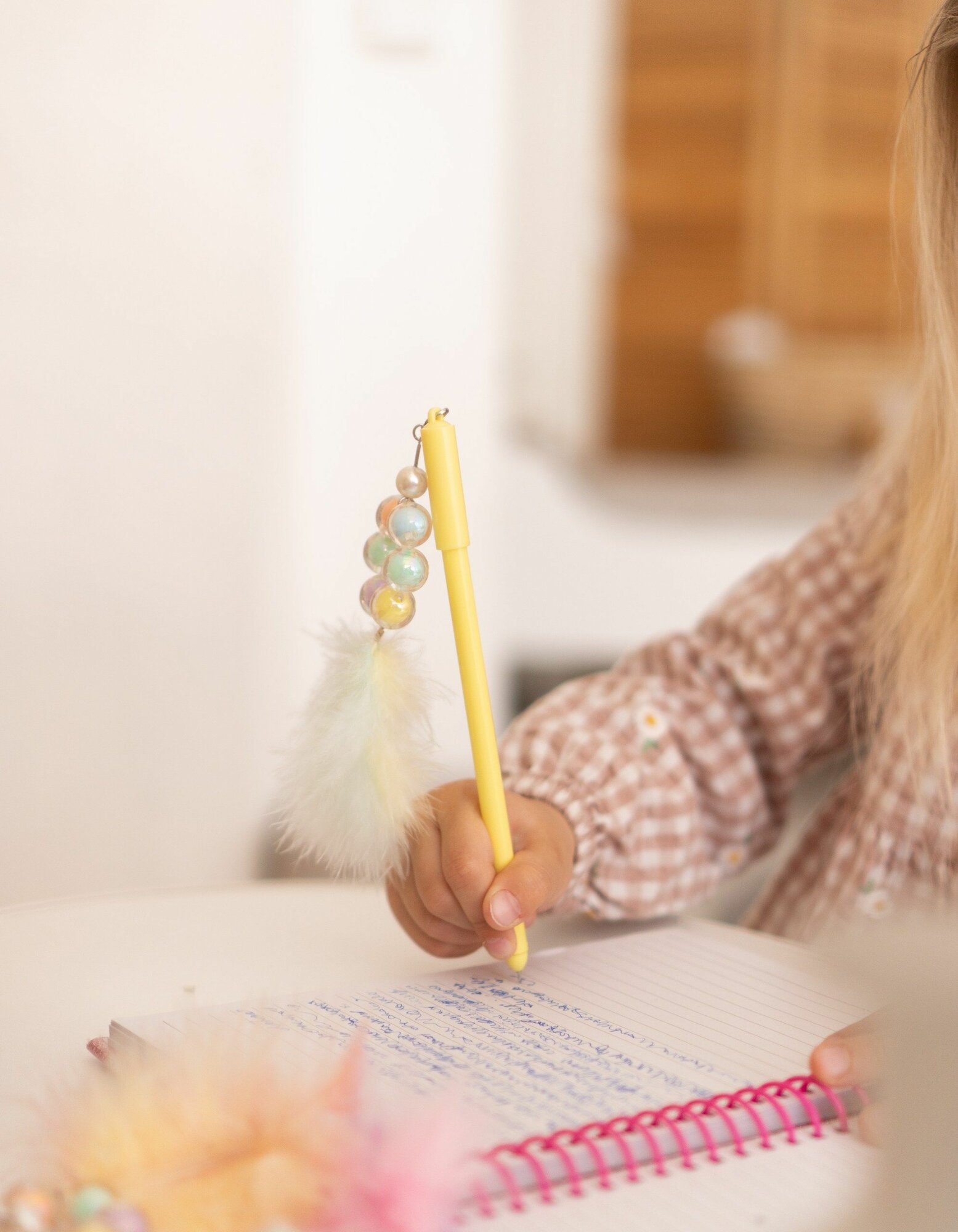 Ручка с перьями и бусинами — фото 1