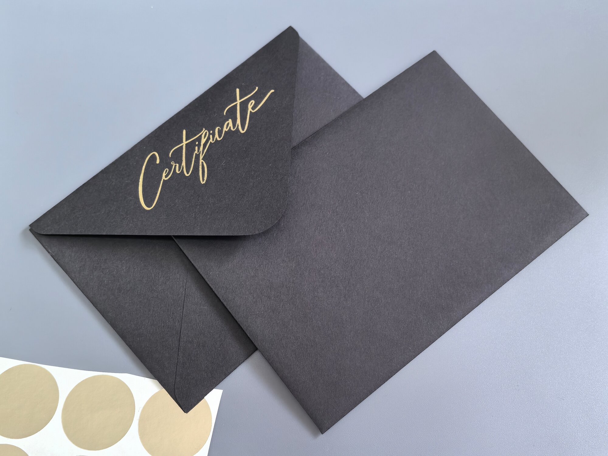 Черный конверт 110*160мм. с тиснением "Certificate" и наклейкой в комплекте. Упаковка 10штук.