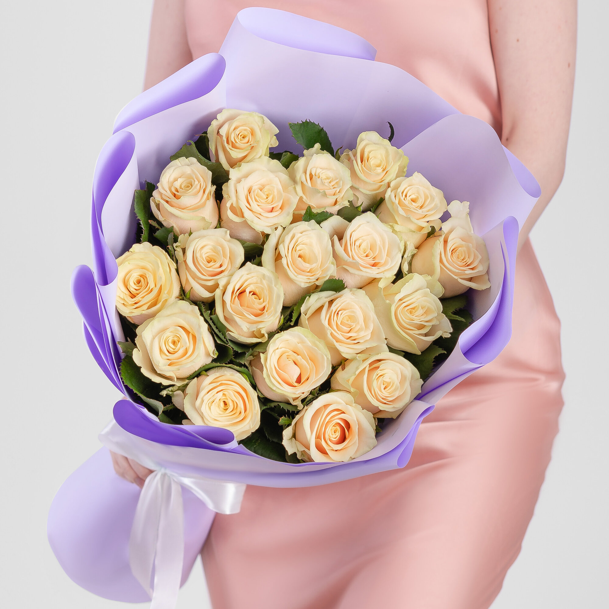 Букет Мегацвет24 19 роз высота 70см кремовые в дизайнерской пленке