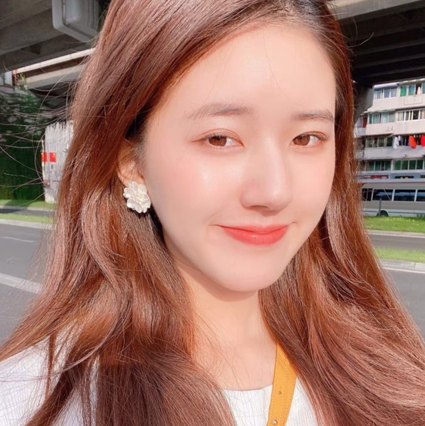 Серьги клипсы, размер 29 мм, белый/золотистый — фото 1