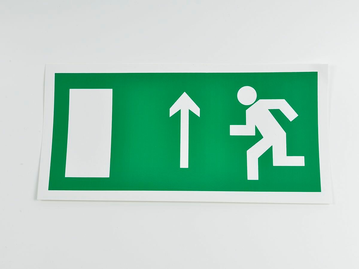 Пожарный знак E12 'Направление к выходу прямо (слева)' 300х150 мм
