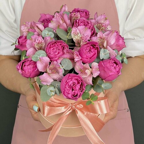 Изображение товара Цветы в коробке. Кустовые розы Мисти Баблз и розовая Альстромерия