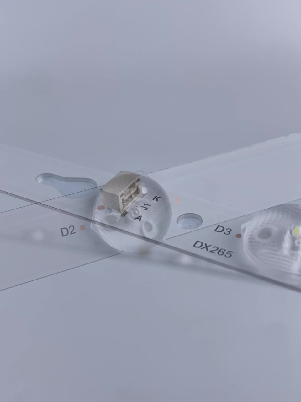 Подсветка для телевизора TCL LED32D3000, L32S6400, DAEWOO L32A645VTE и др / 6V 5 led (комплект 2 шт) 562mm — фото 1