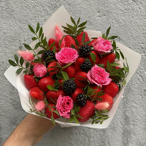 Изображение товара Розовый букет из клубники и ежевики фруктовый букет с розами ягодный оригинальный съедобный очень хорошо на 14 февраля