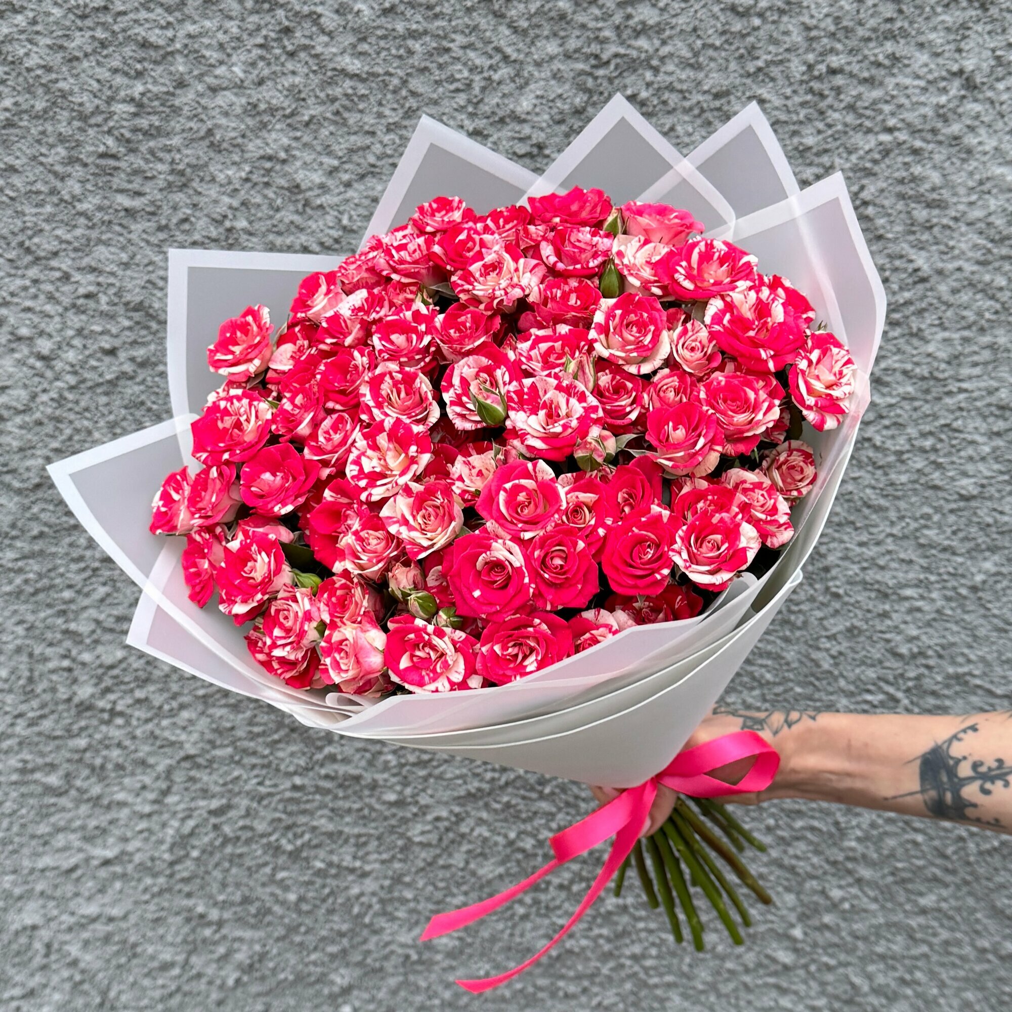 Букет цветов из 25 кустовых роз 50см в упаковке / Арт. 565791 / Радуга Букет