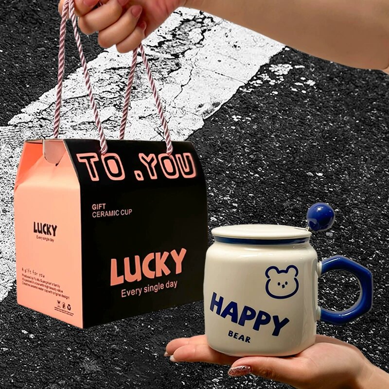 Керамическая чашка с маленьким медведем LUCKY с крышкой и ложкой в подарочной упаковке LUCKY - милая подарочная вещь на