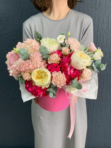 Изображение товара Букет живых цветов в коробке из гортензии, пионовидной розы, эустомы, гвоздики и ароматного эвкалипта.