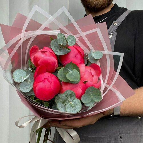 Изображение товара Букет пионов Коралл Шарм 5шт с эвкалиптом в упаковке Ver Flowers