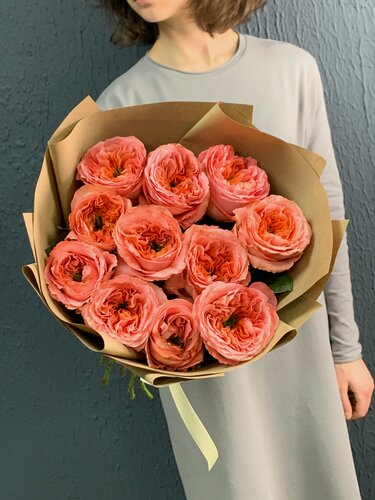 Изображение товара Букет живых цветов из 11 роз Эквадор, цвет персиковый, оранжевый в крафт упаковке.