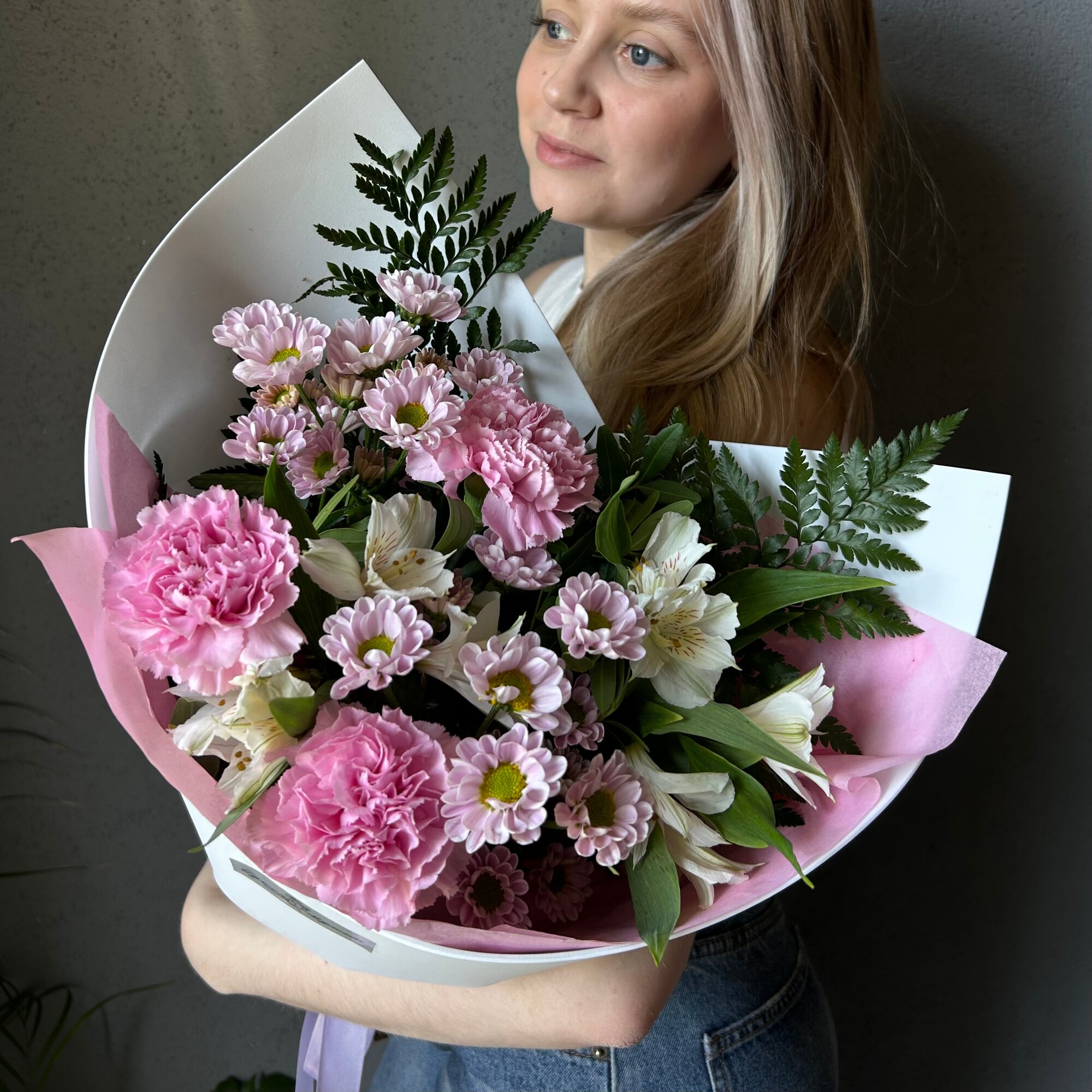 Букет «Ахматова»( Сантини диантусы альстромерия папоротник)