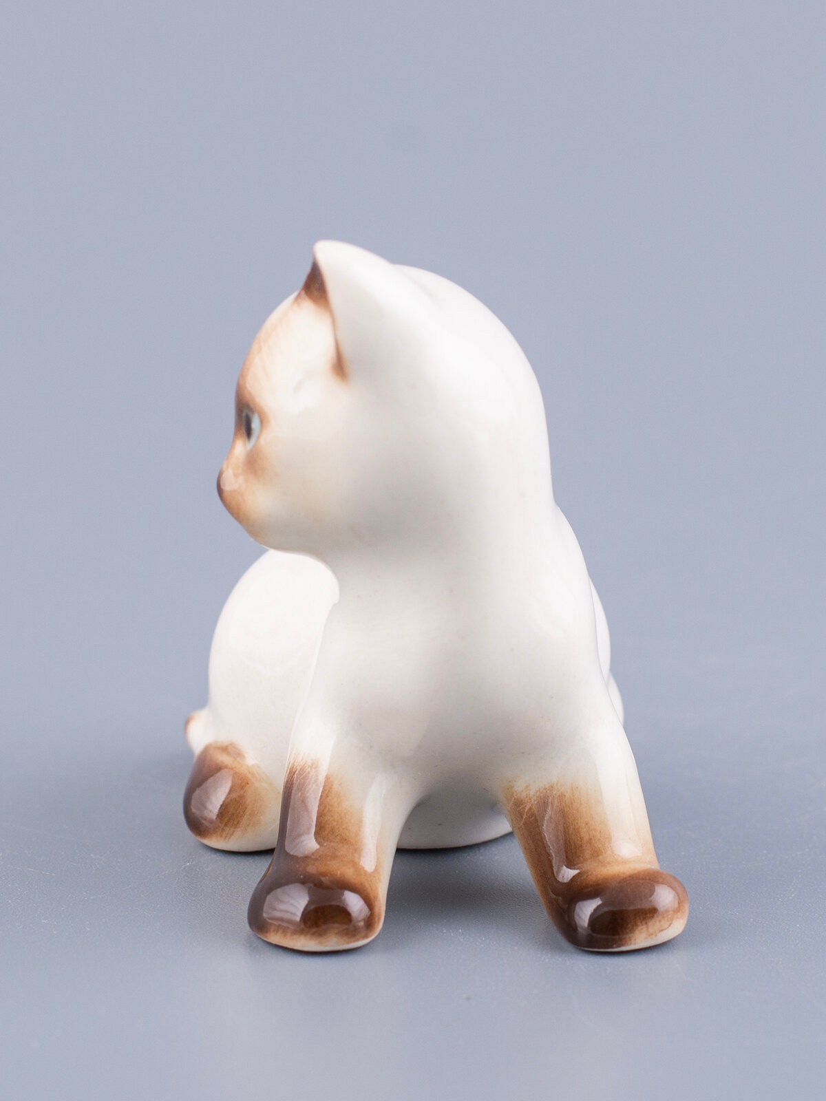 Фарфоровая статуэтка Котенок Парамоша Сиамский , Императорский фарфоровый завод — фото 1