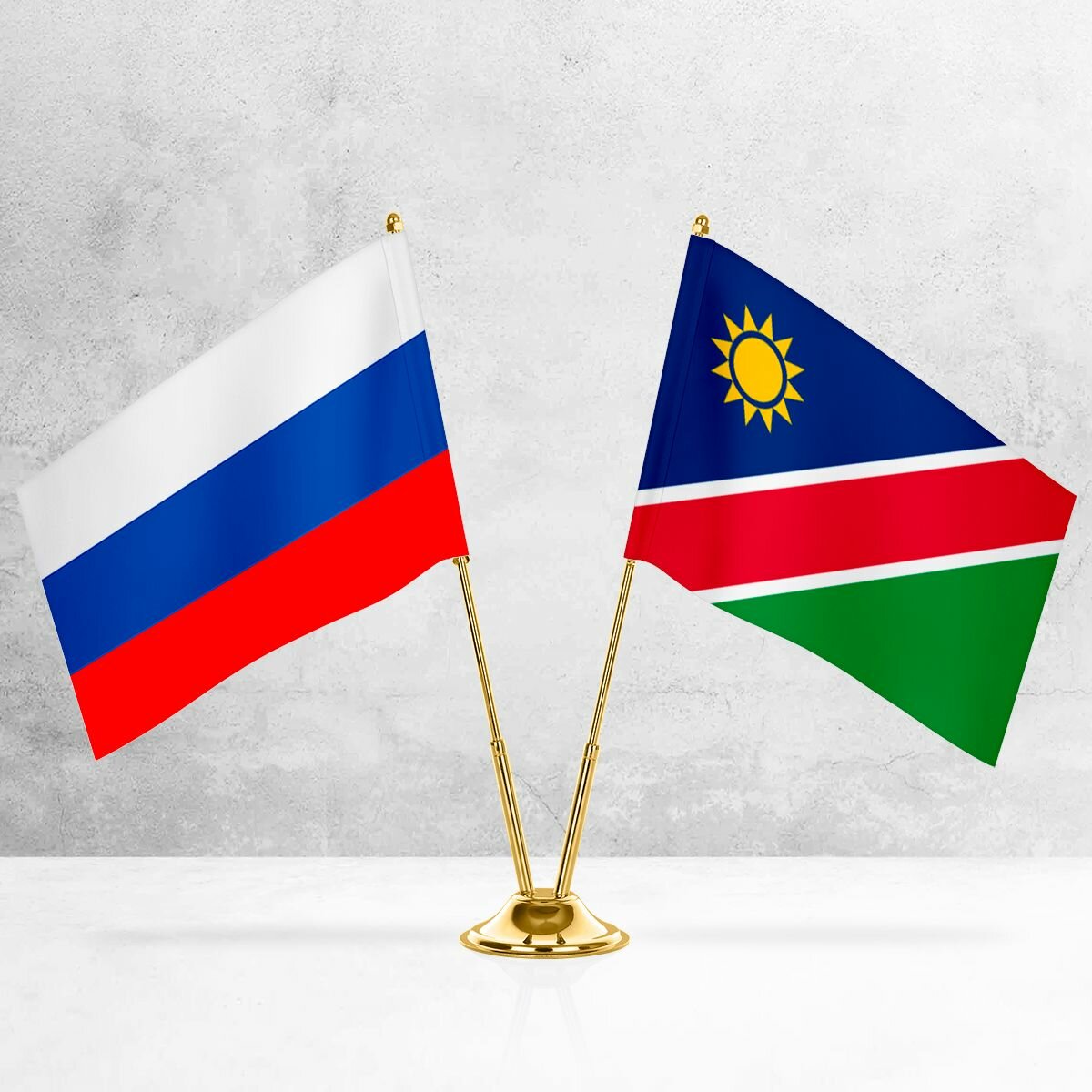 Настольные флаги России и Намибии на металлической подставке под золото
