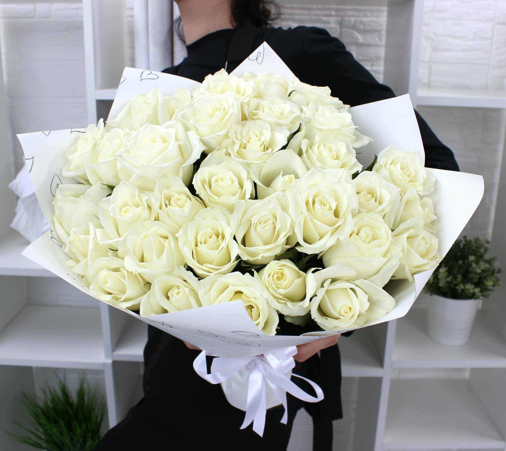 Монобукет The FLOREAL 51 роза высота 40 см белый в пленке с бантом для разных поводов