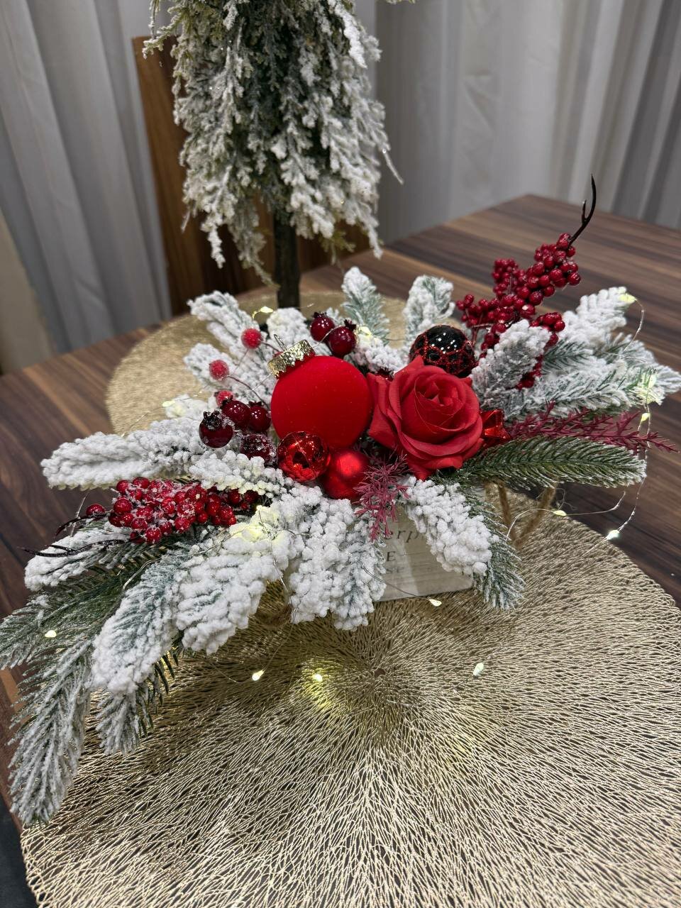 Новогодняя композиция на стол в кашпо  c красной розой с подсветкой роса декор для новогоднего интерьера 35 см