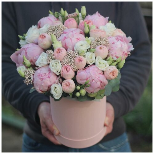 Розовые пионы Сара бернар и пионовидные кустовые розы Мэнсфилд парк в шляпной коробке. Букет 226 Kimbirly Flowers