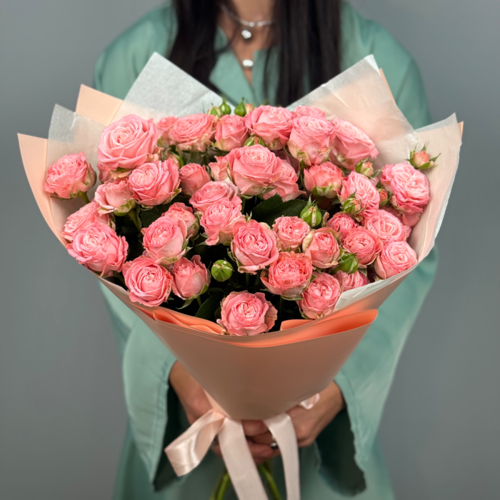 Букет из 9 кустовых пионовидных розовых роз в стильной упаковке. «365 Поводов» - живые цветы с доставкой