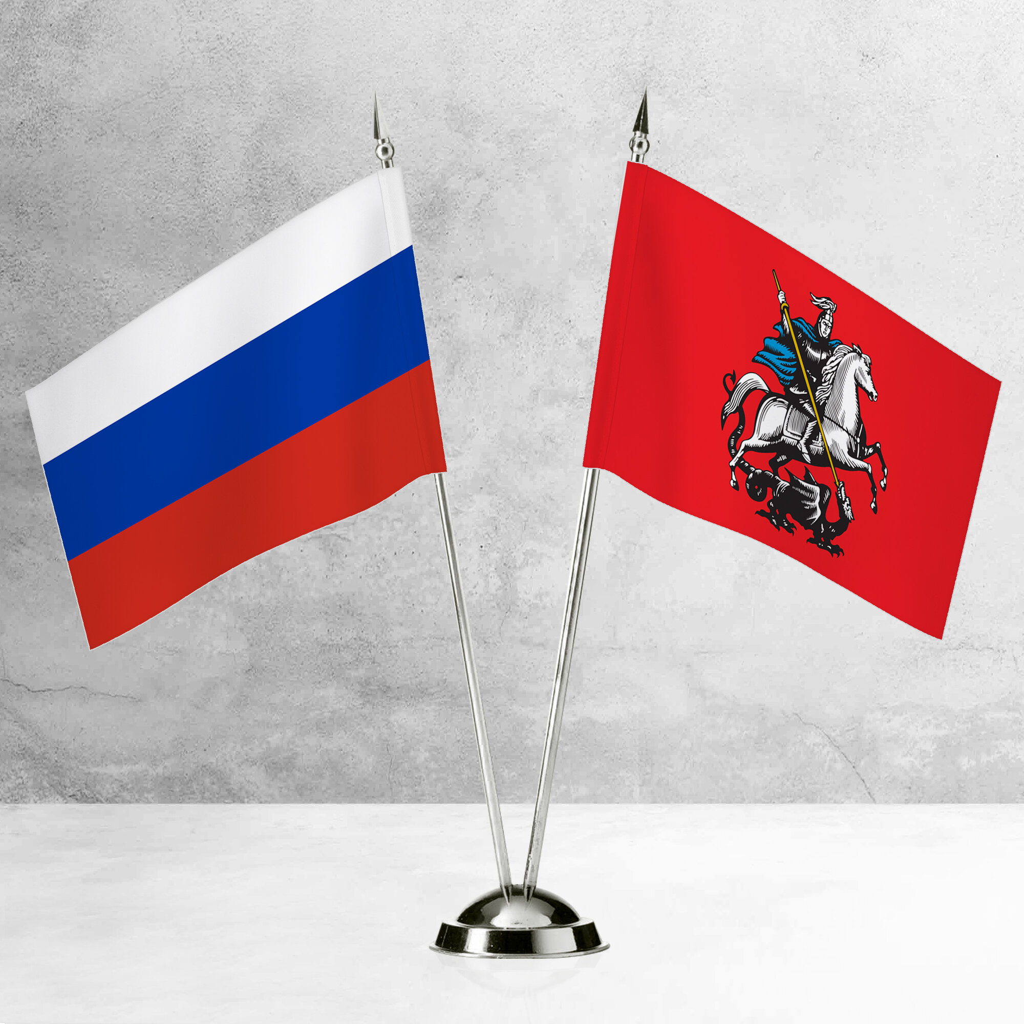 Настольные флаги России и Москвы на пластиковой подставке под серебро