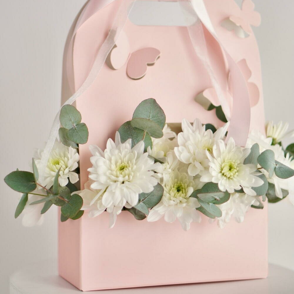 Композиция в сумочке с бабочками "Весеннее утро" из кустовой хризантемы Алтай и эвкалипта — фото 1