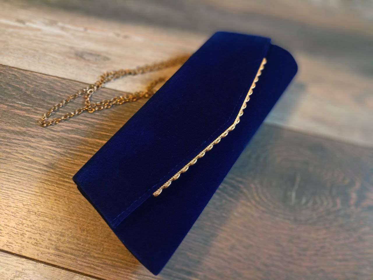 Сумка клатч  Клатч синий бархатный, фактура рельефная, бархатистая, синий неон