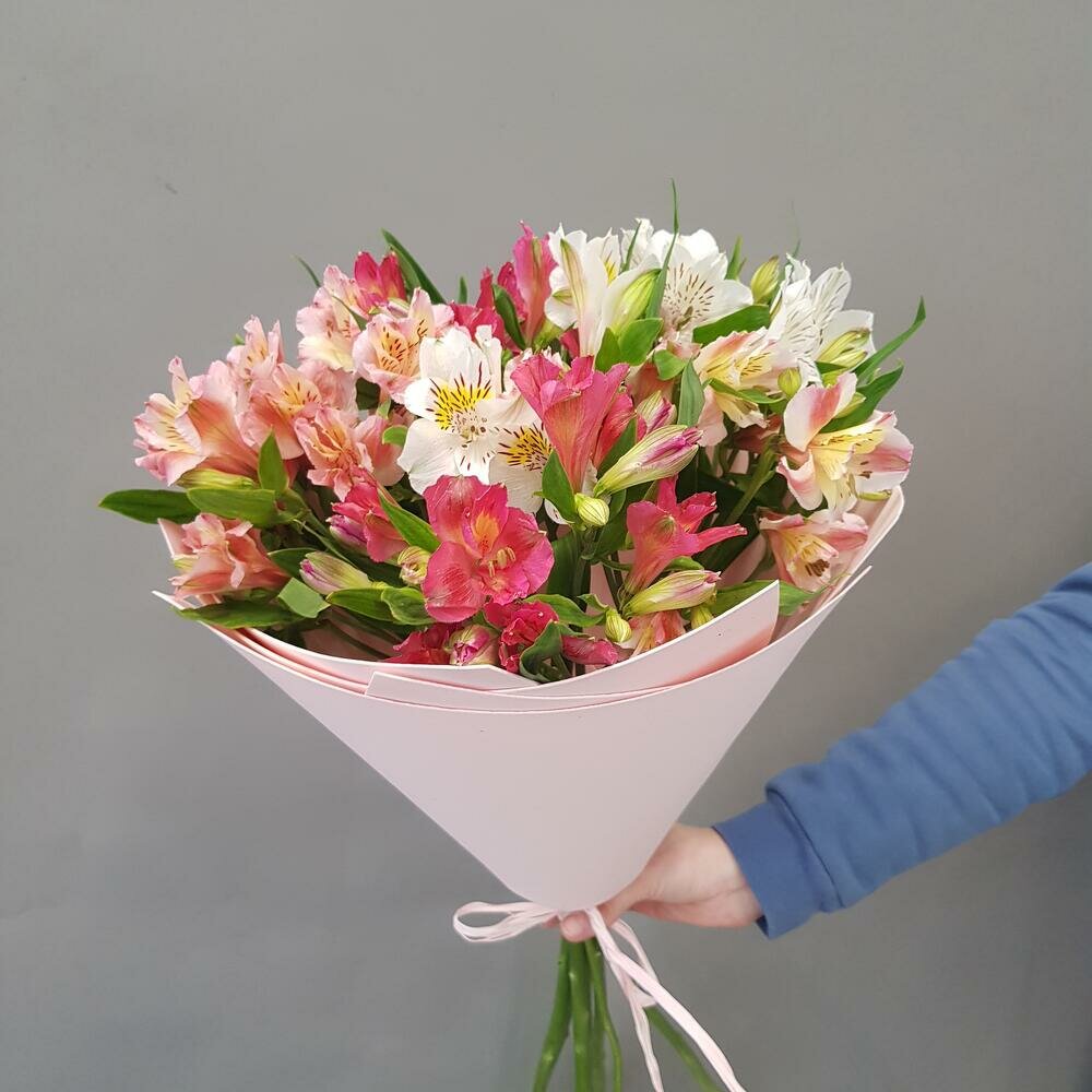 Букет цветов из микс альстромерий, монобукет, в упаковке, 7 шт.
