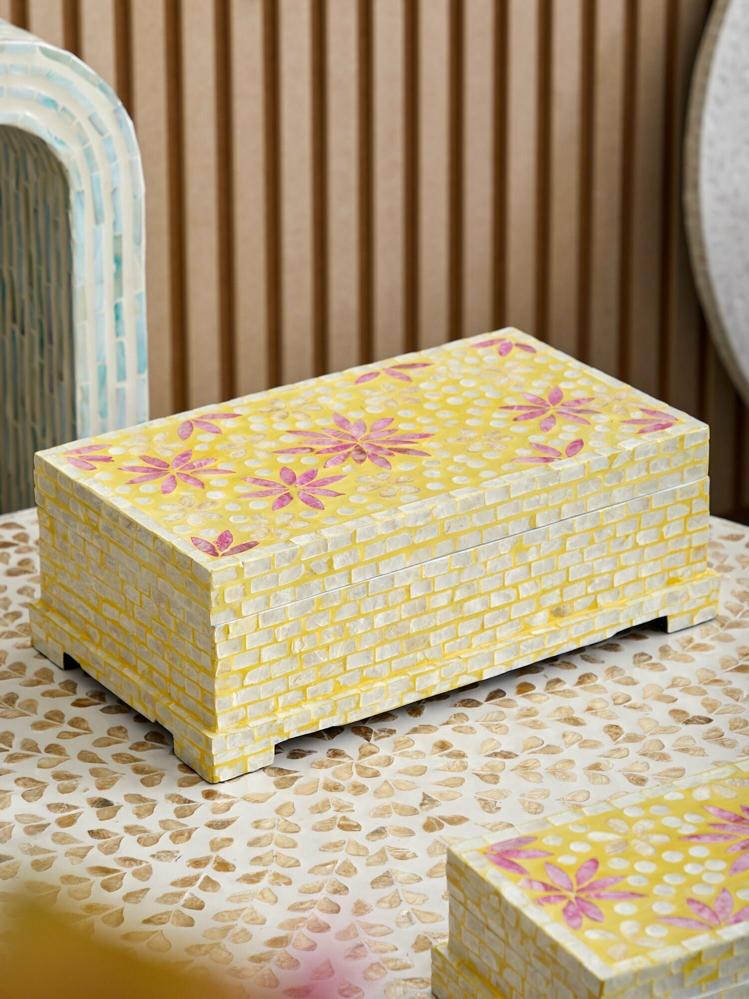 67-003/1 Шкатулка с отделкой раковинами устриц 40х23х14см, Glasar