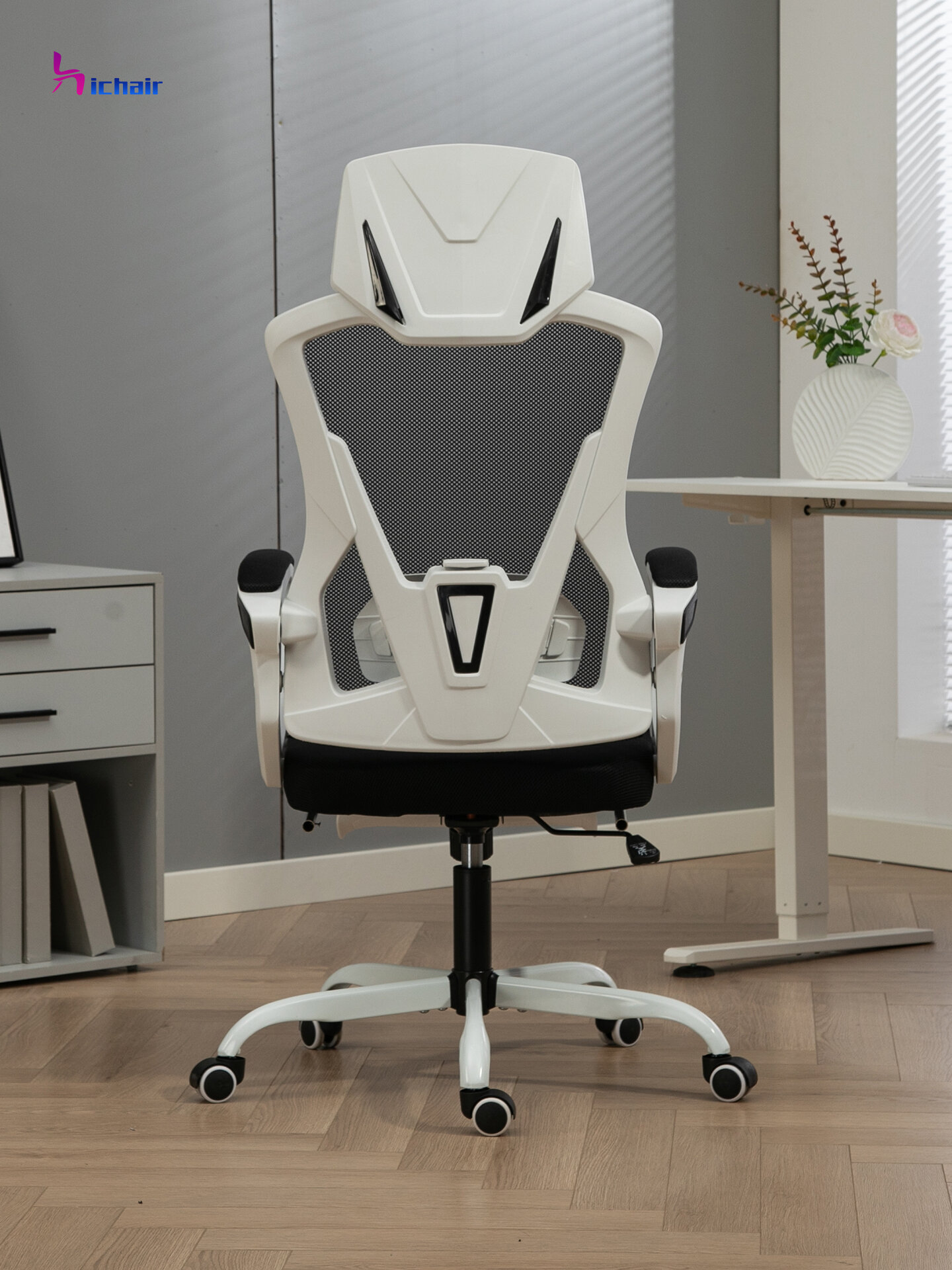 Офисное кресло RY-H818white, с механизмом качания и подставкой для ног, цвет черный белый