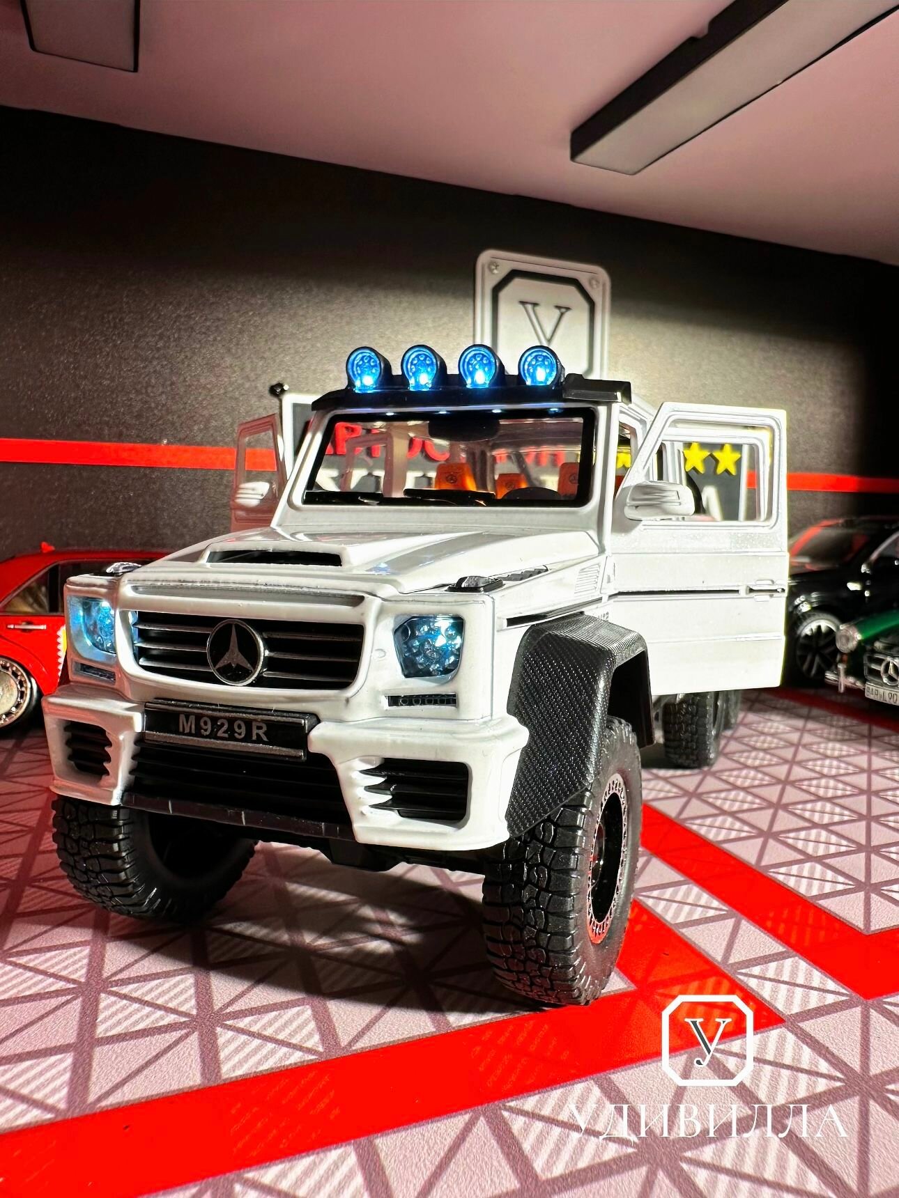 Коллекционная модель авто Mercedes-Benz G63 AMG 6x6 (Mерседес-Бенц Г63) металл, масштаб 1:20, открываются двери, капот, багажник, свет фар, звук мотора.