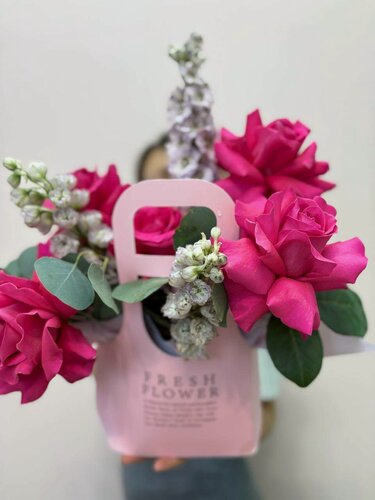 Изображение товара Букет живых цветов NURA FLOWERS французские розы 5, дельфиниум 4 с эвкалиптом в сумке