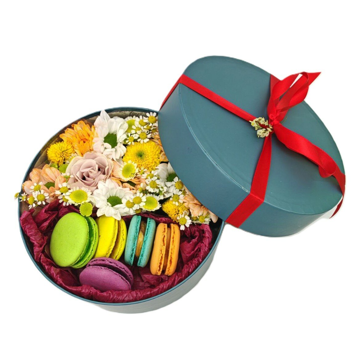 Пирожные макарони с цветами в подарочной коробке. Роза хризантема танацетум