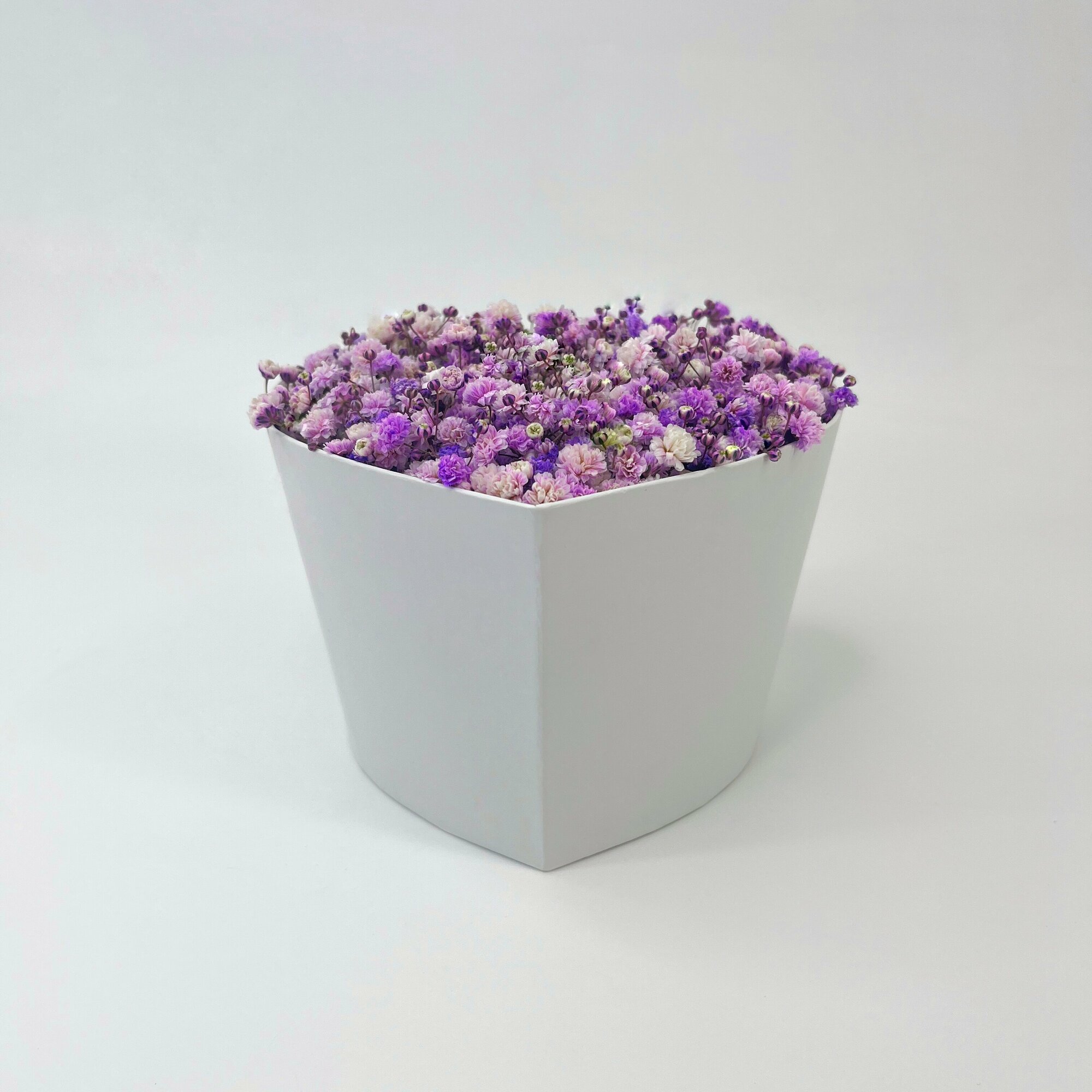 Букет из лавандовой гипсофилы в коробке Love в виде сердца