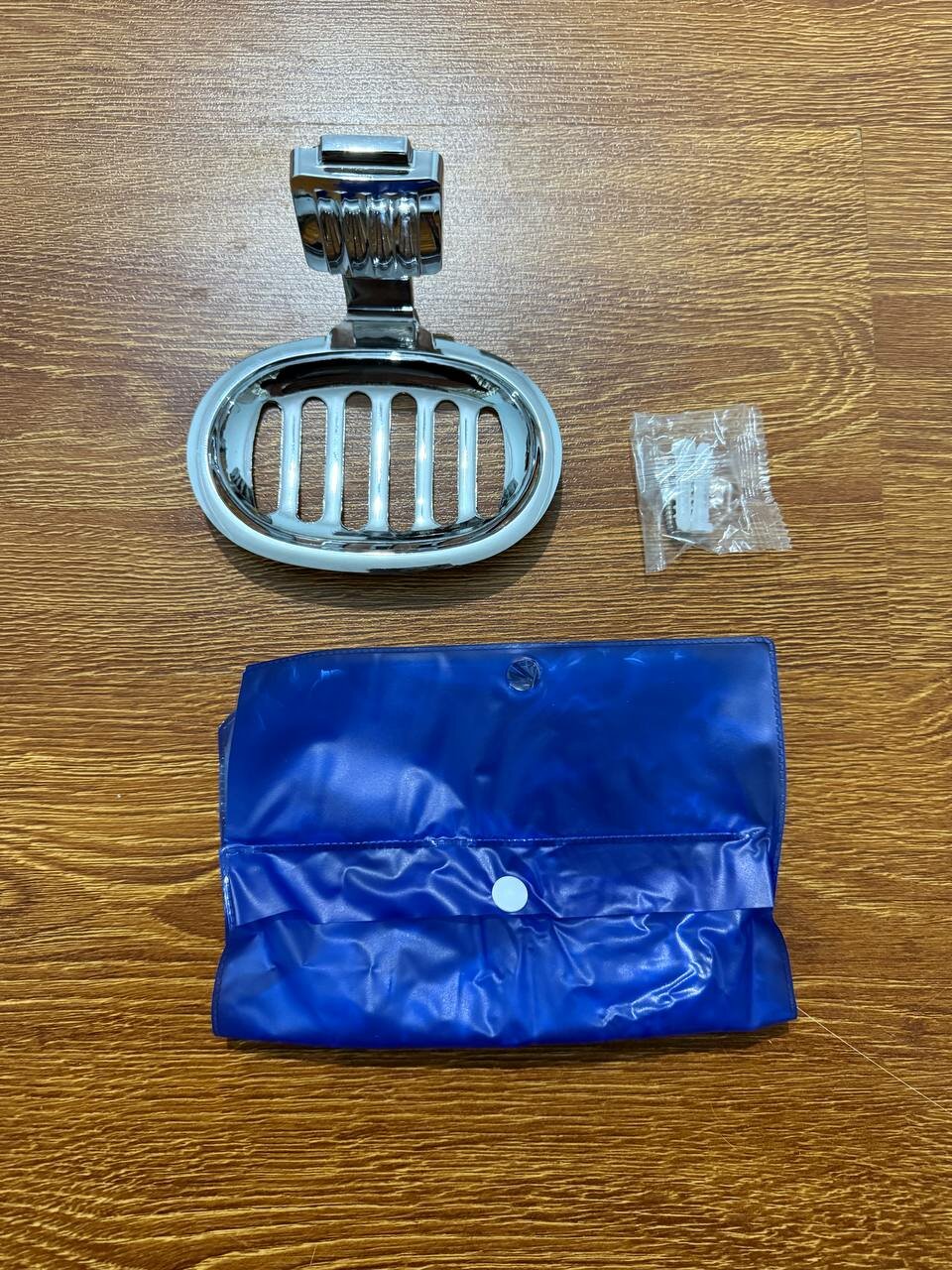 Настенная металлическая мыльница с хромированным покрытием удобный и долговечный аксессуар для ванной комнаты.