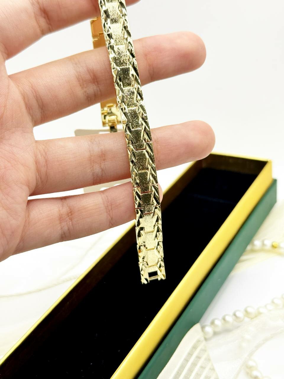 Жесткий браслет