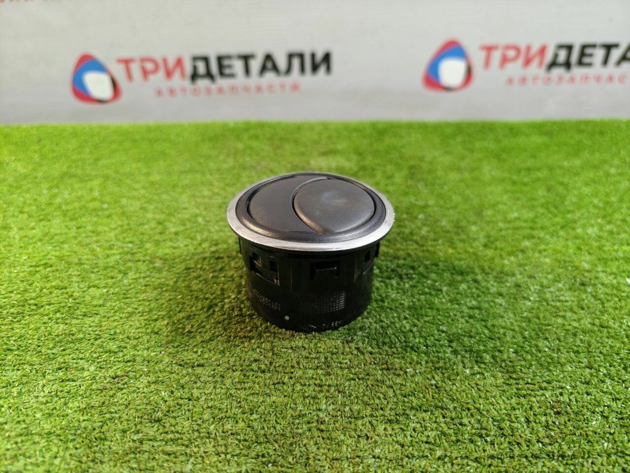 Дефлектор воздушный Renault Duster 1.6 H4MD438 2016 (б/у)