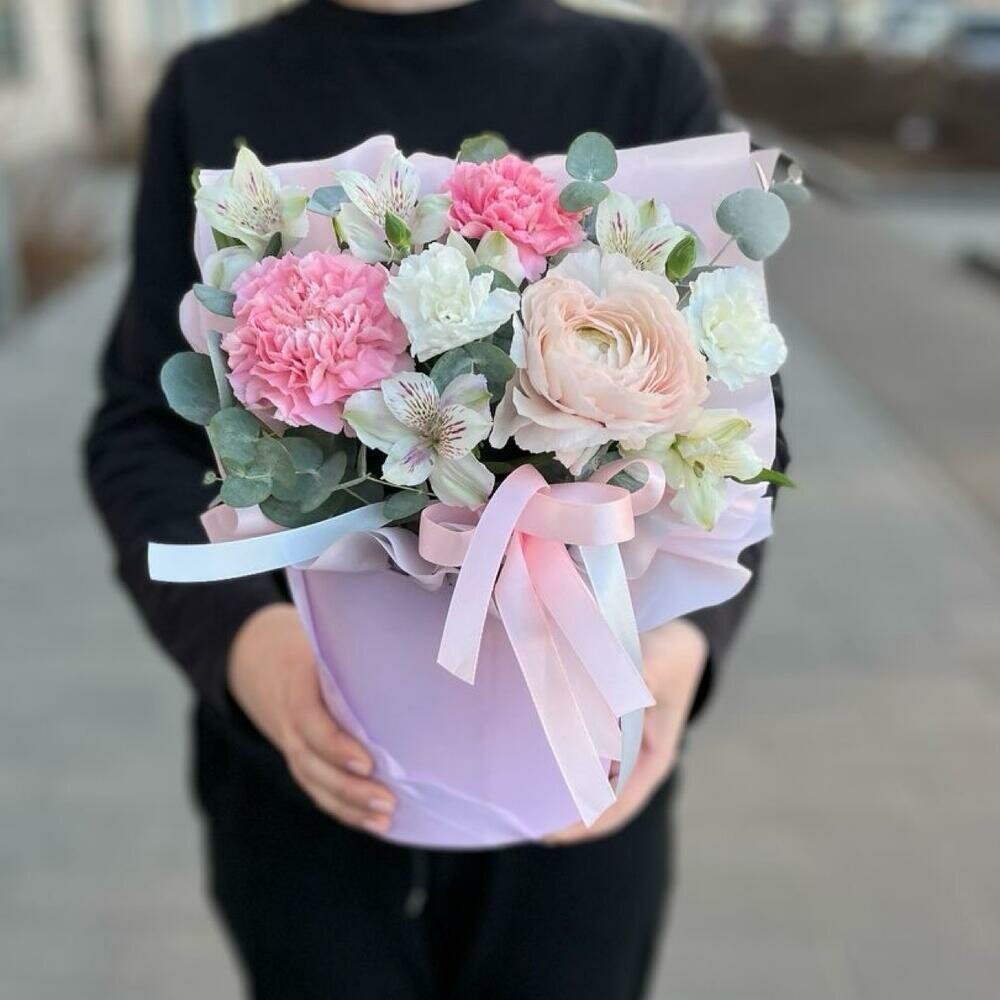 Альстромерия ранункулюс и диантусы в нежной композиции с эвкалиптом - римская роза