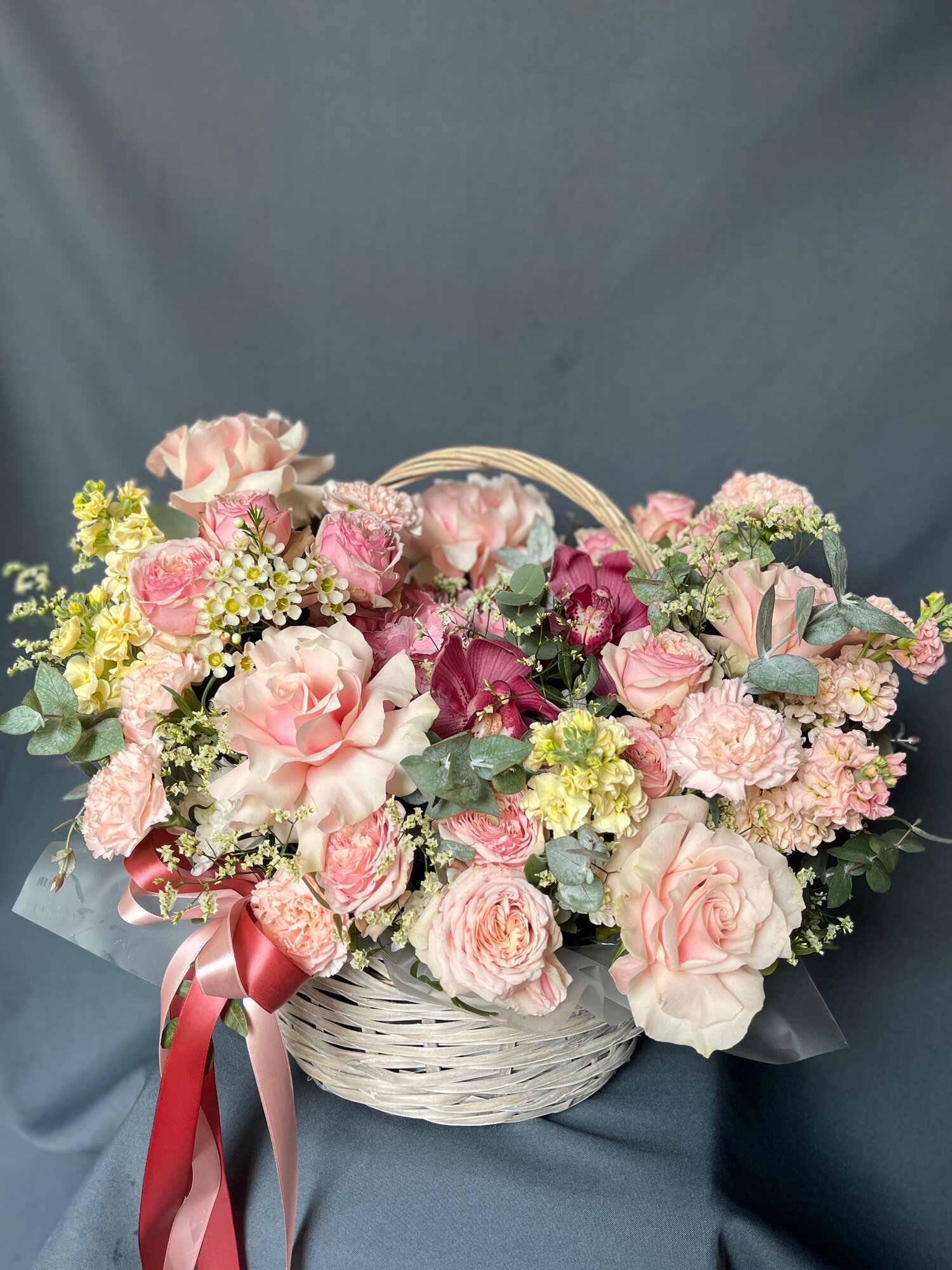 Корзина живых цветов "Королевский выбор"  с розами орхидеями и гортензиями в светло-бежевой гамме