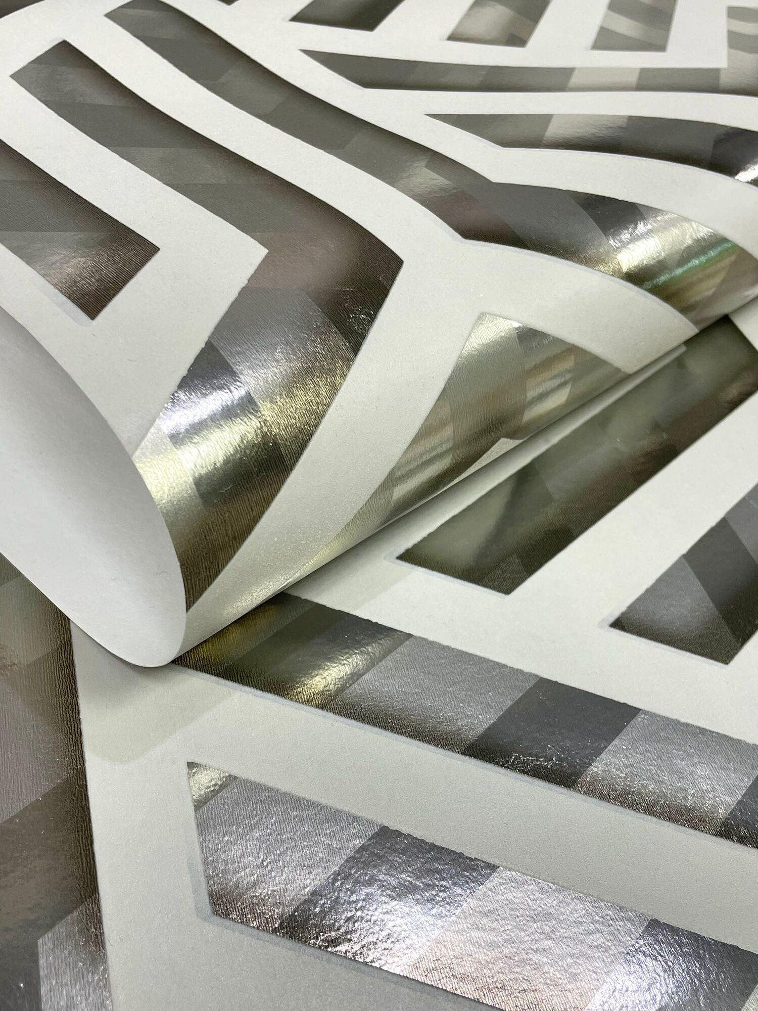 Обои флизелиновые M35007 Onyx Ugepa Франция 10.05 х 0.53 м