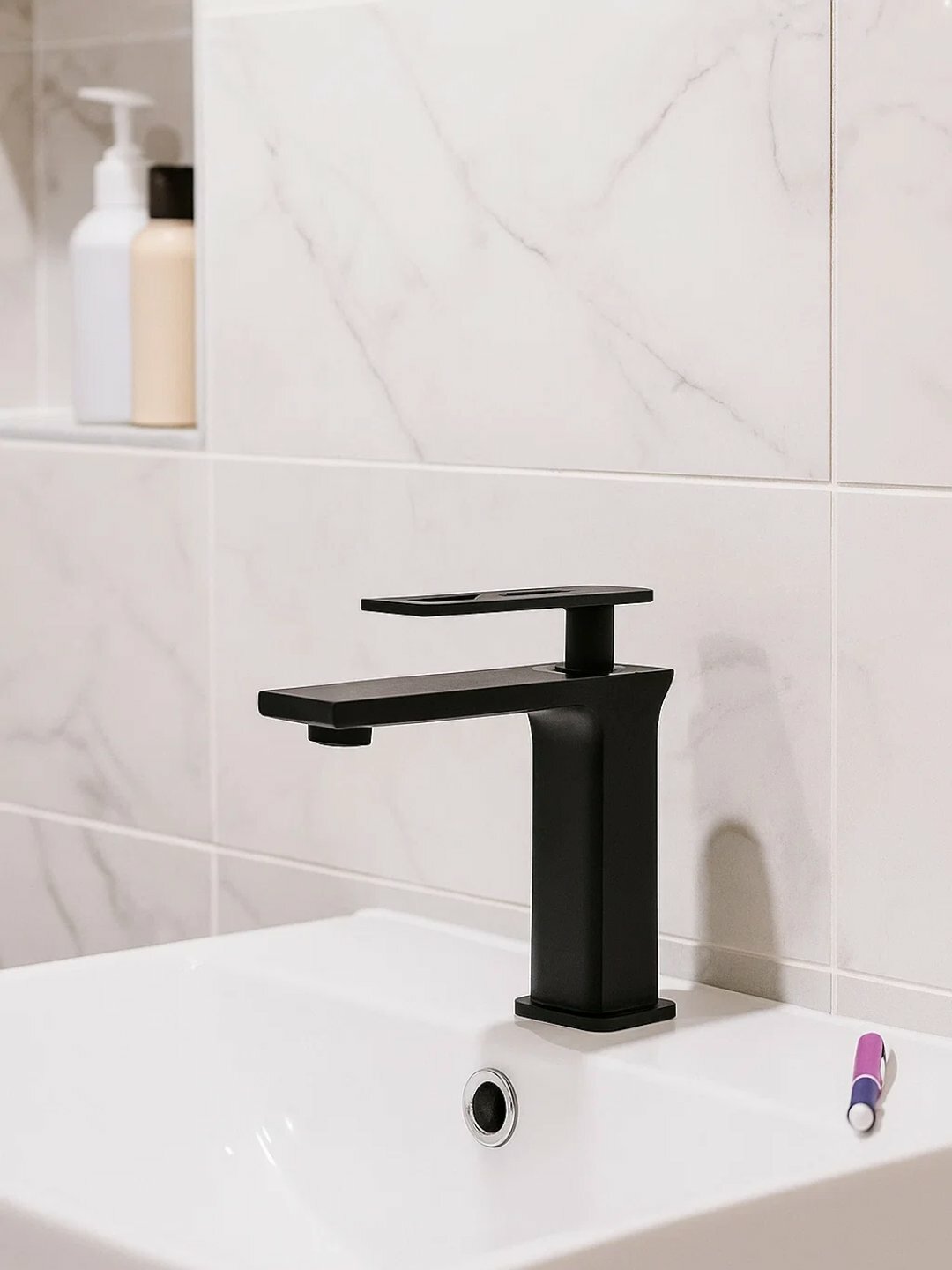 Современный смеситель для раковины с эргономичной ручкой и полным монтажным комплектом