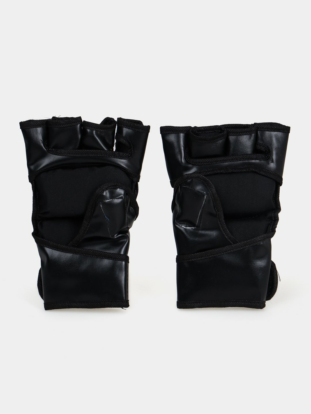 Правильный щиток для занятий смешанными единоборствами (ММА) должен быть черного цвета и хорошего качества. — фото 1