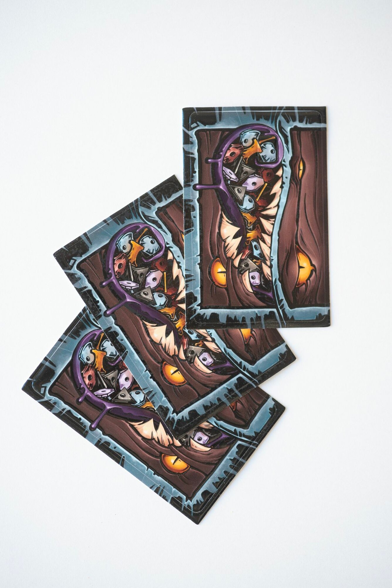 Наклейка на банковскую карту «Прожорливый мимик», винил, объемный лак — фото 1