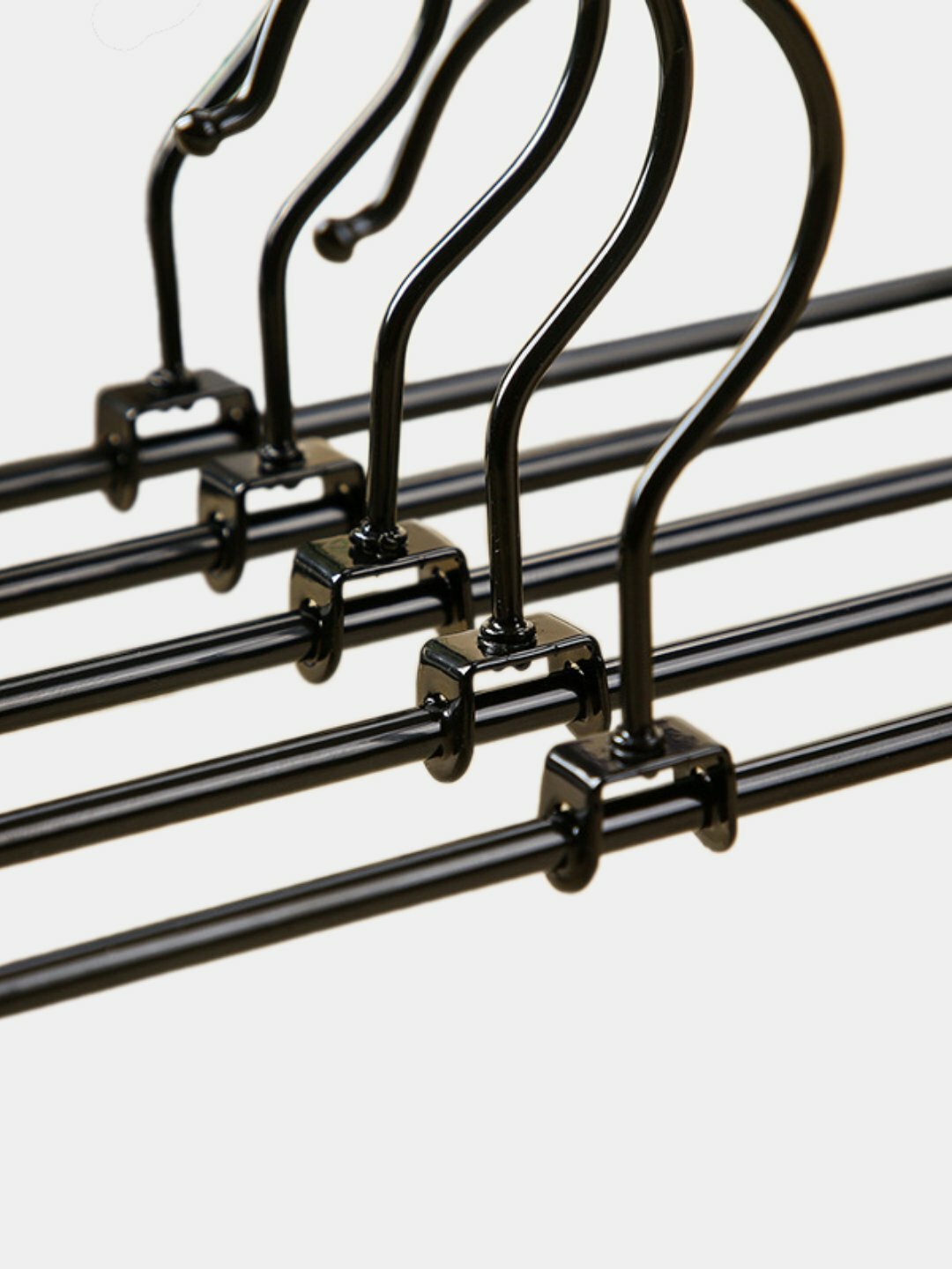 Вешалка для верхней одежды и брюк, пластиковые, и металлический разноцветные