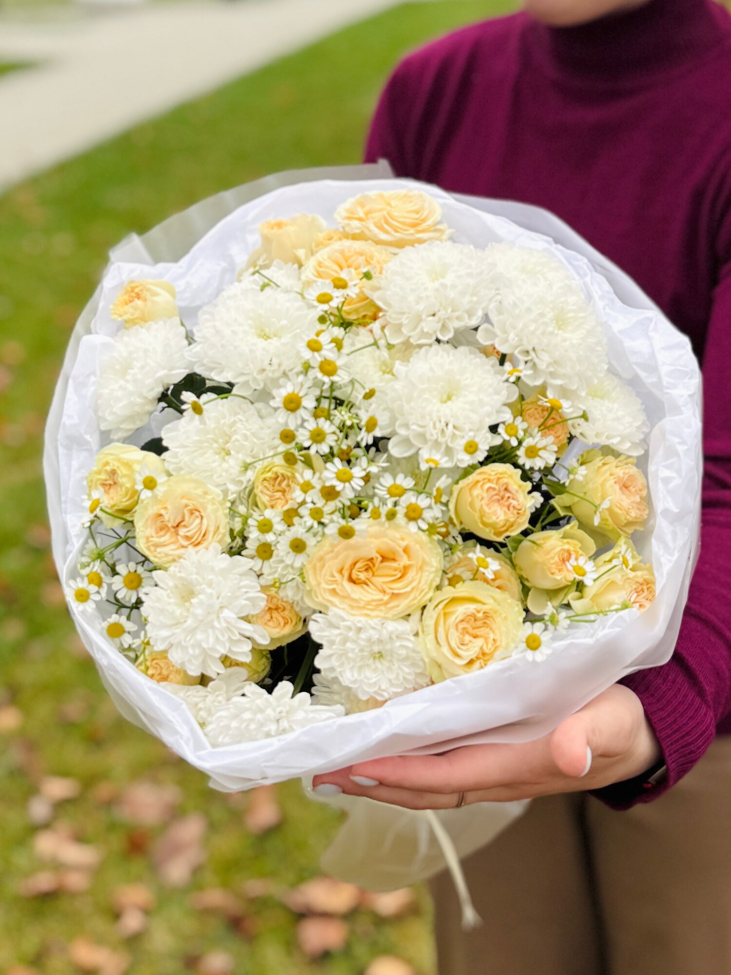 Букет из пионовидных кустовых роз хризантемы и матрикарии "Лето"  9 шт красивый букет маме девушке любимой