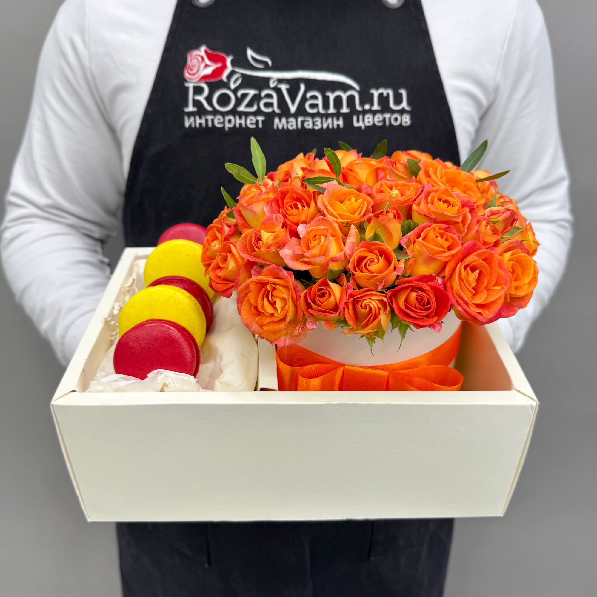 Макаруны микс и кустовые розы Алегрия в подарочном боксе Q111 RozaVam