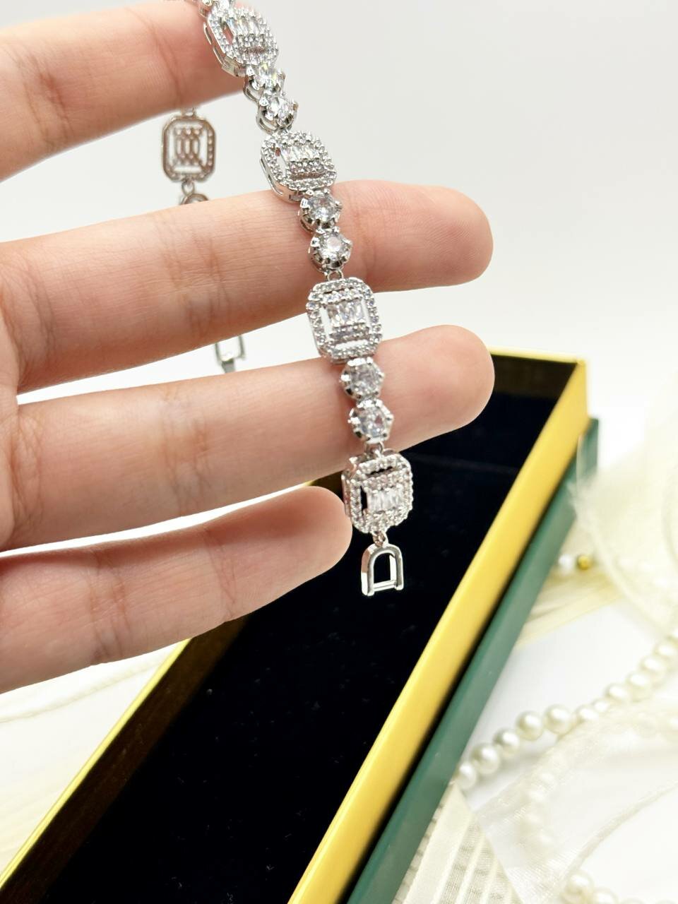 Браслет-бэнгл, фианит