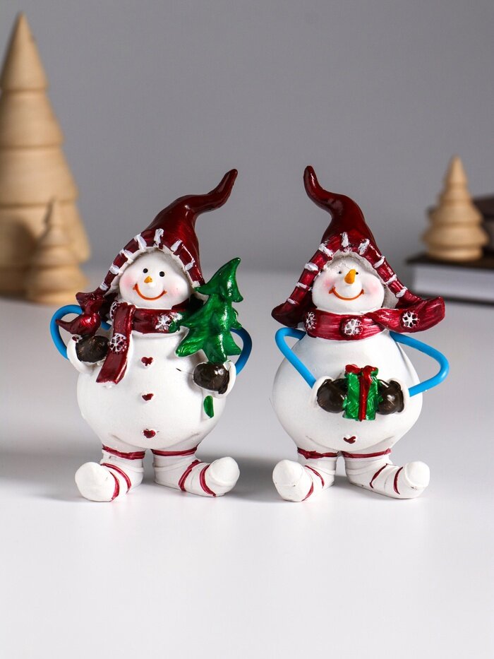 Фигурка полистоун «Снеговик в красном колпаке с ёлкой или подарком» 5.5×4.5×10.5 см микс