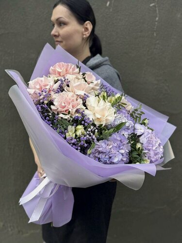 Изображение товара Букет живых цветов "Гортензия и французская роза", из свежих цветов, собранный вручную